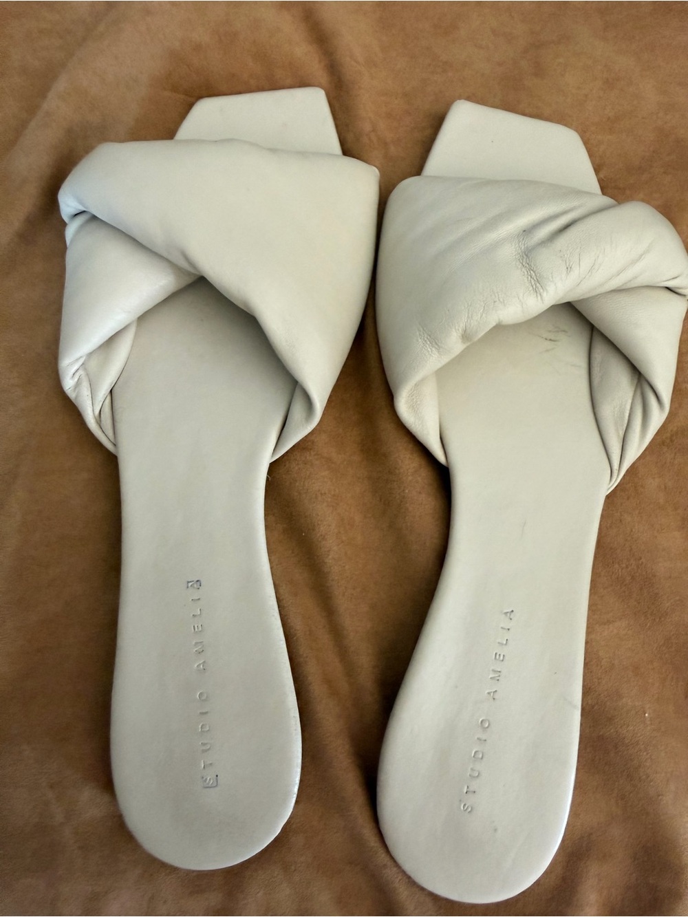 STUDIO AMELIA Off-White Knotted Slide Sandals